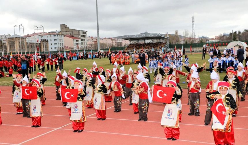 23 Nisan Ulusal Egemenlik ve Çocuk Bayramı Kars'ta sevinç ve coşkuyla kutlandı