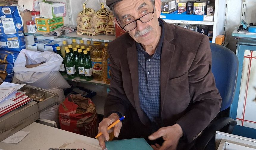 Beypazarı'nda Bakkal Ömer Koçer, veresiye defterini gösterip mahalle bakkalının önemine parmak bastı