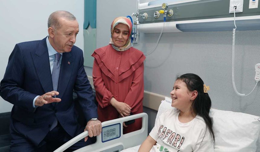 Cumhurbaşkanı Erdoğan açılışını yaptığı hastanede hastaları ziyaret etti