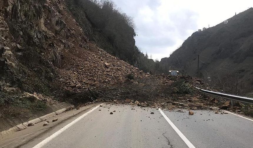 Doğankent - Gümüşhane Kara Yolu heyelan nedeniyle ulaşıma kapandı