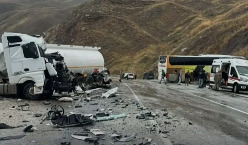 Hakkari'de otobüs ile yakıt tankeri çarpıştı: 8 yaralı