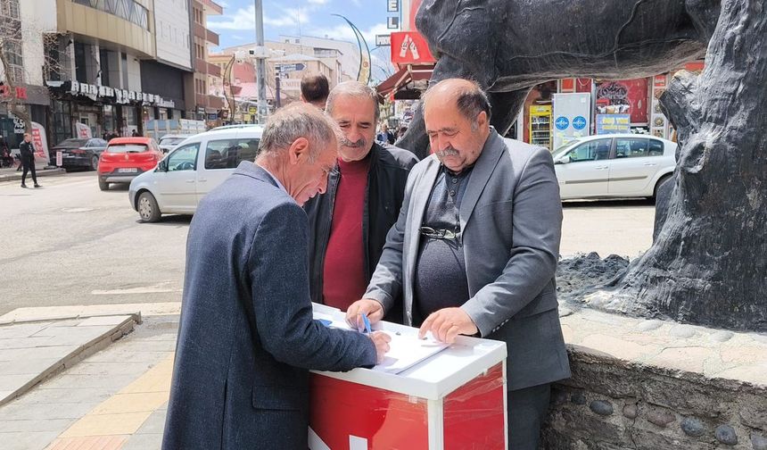 Kars'ta CHP'liler İmamoğlu için imza topluyor