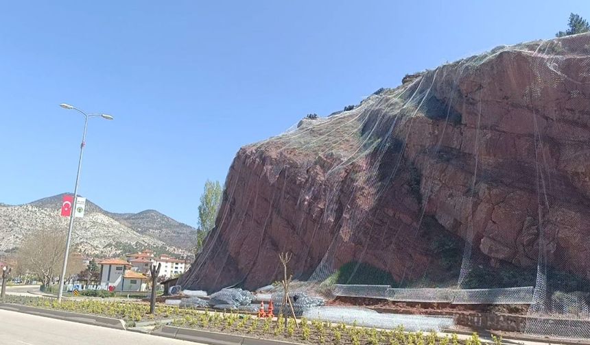 Nallıhan'da ilçe girişindeki kayalıklar güvenli hale getiriliyor