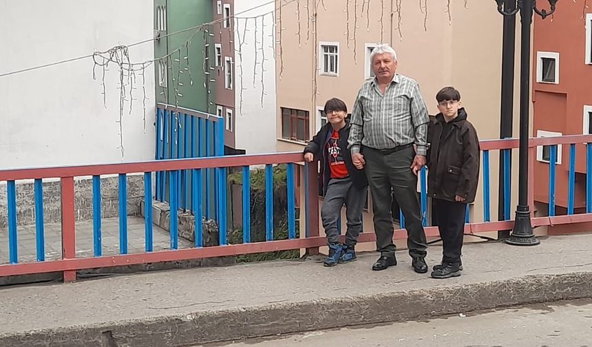 Şalpazarı'nda dede torunlarına çocukluğunu hatırlattı