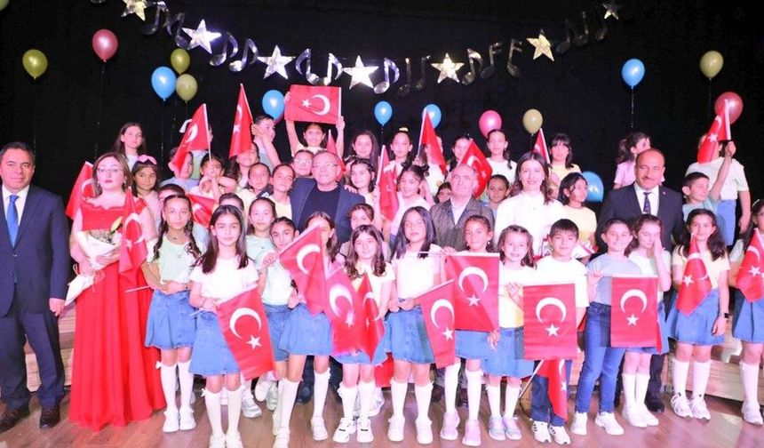 Vali Ziya Polat, 23 Nisan Çocuk Korosu Özel Konseri Programına katıldı