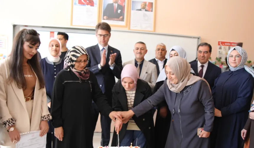 Van'da 'Ebeveyn Okulu'nda mezuniyet sevinci