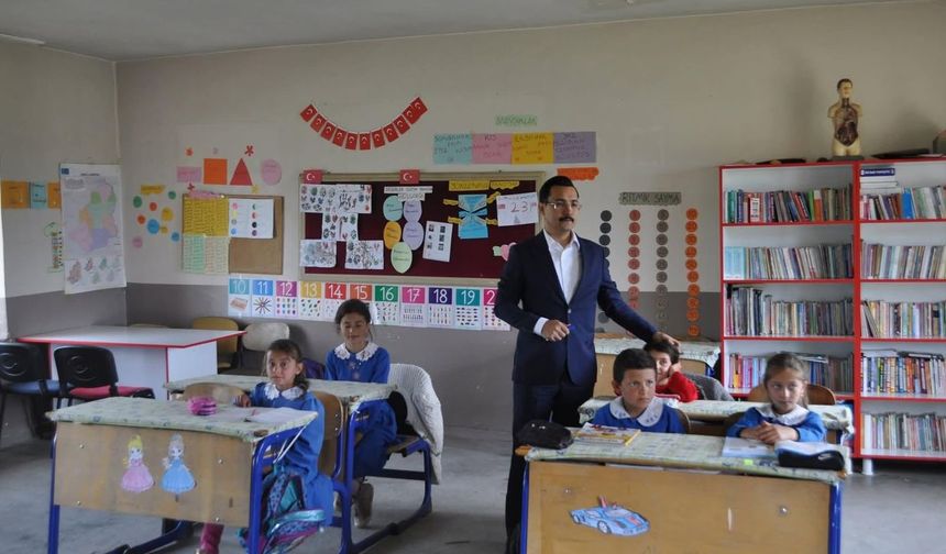 Akyaka Kaymakamı İsmail Demirtaş, Hacıpiri Köyü İlkokulunu ziyaret etti