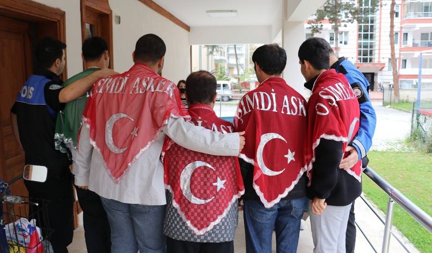 Amasya'da temsili askerlik öncesi engelli gençlere kına yakıldı