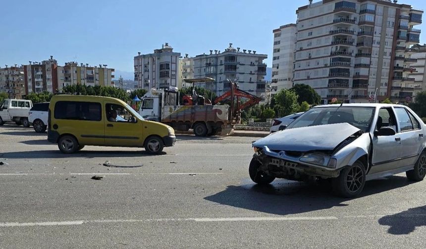 Antalya Kumluca'da trafik kazası: 2 yaralı