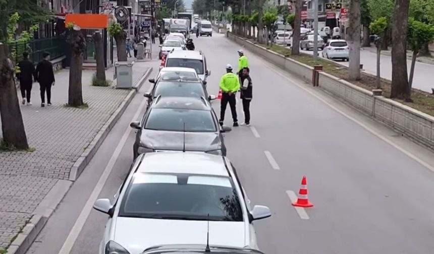 Burdur’da geniş çaplı trafik uygulamasında 25 araca ceza geldi 15 araç trafikten men edildi