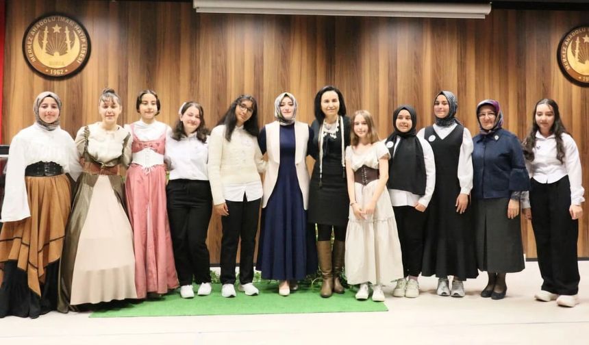 Bursa'da Anadolu Mektebi Ortaokul grubundan Tolstoy Paneli
