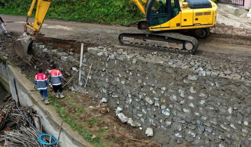 Çamaş’ta güvenli yol inşası sürüyor