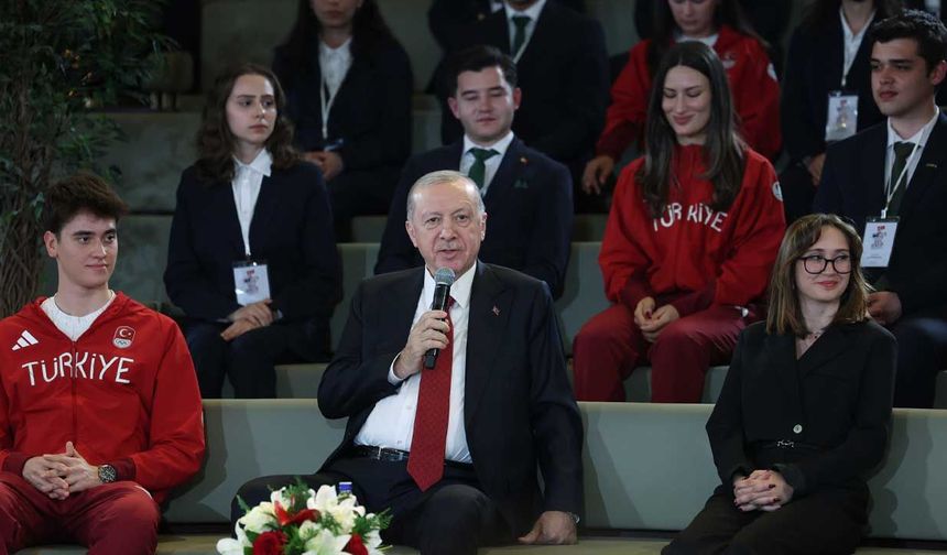 Cumhurbaşkanı Erdoğan: "Yeni anayasayı siz gençlerle birlikte inşa edeceğiz"