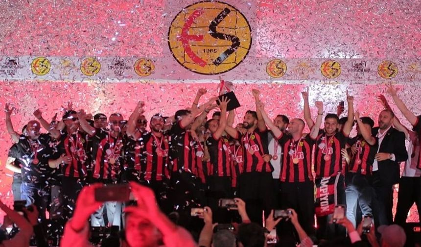 Eskişehirspor şampiyonluğunu sahada kutladı