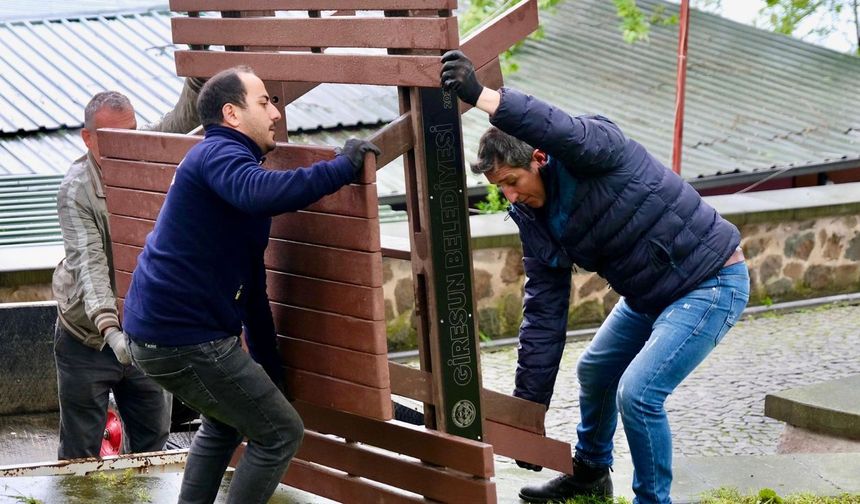 Giresun Kalesinde yeni oturma grubu ve masalar