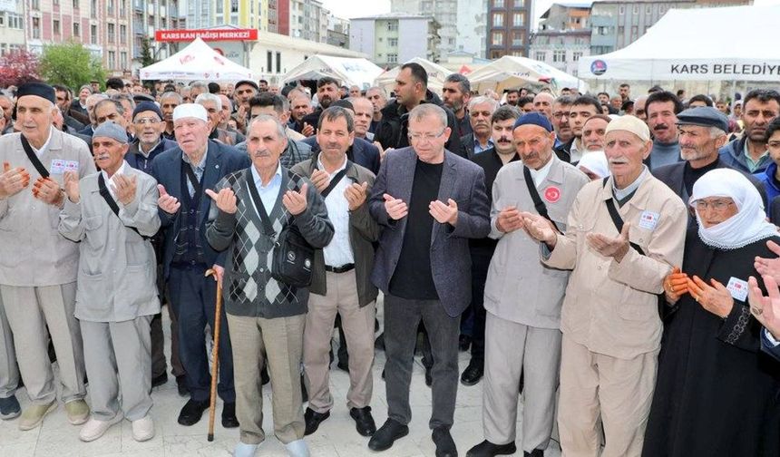 Hacı adayları Kars'tan "Harem-i Şerife" dualarla uğurlandı