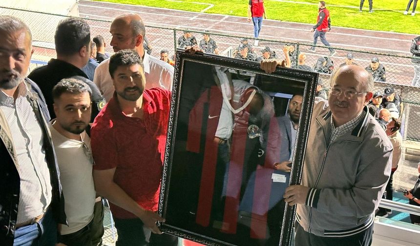 İş insanı Ukay'dan Eski Millî Eğitim Bakan Hüseyin Çelik'e Vanspor forması
