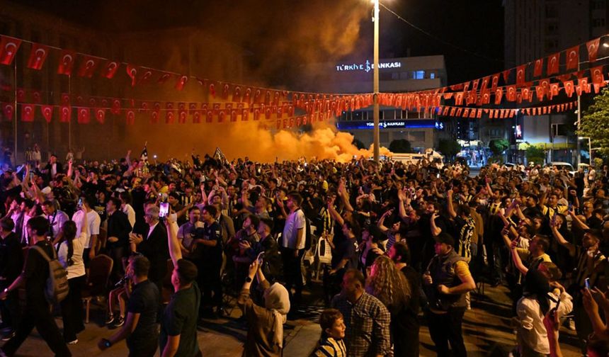 Isparta Belediyesi şampiyonluk maçı için dev ekran kurdu