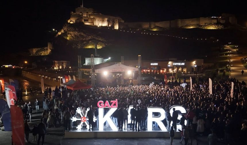 Kars Bedesteni’nde Hasan Koçak, Gençlik Konseri'nde sahne aldı