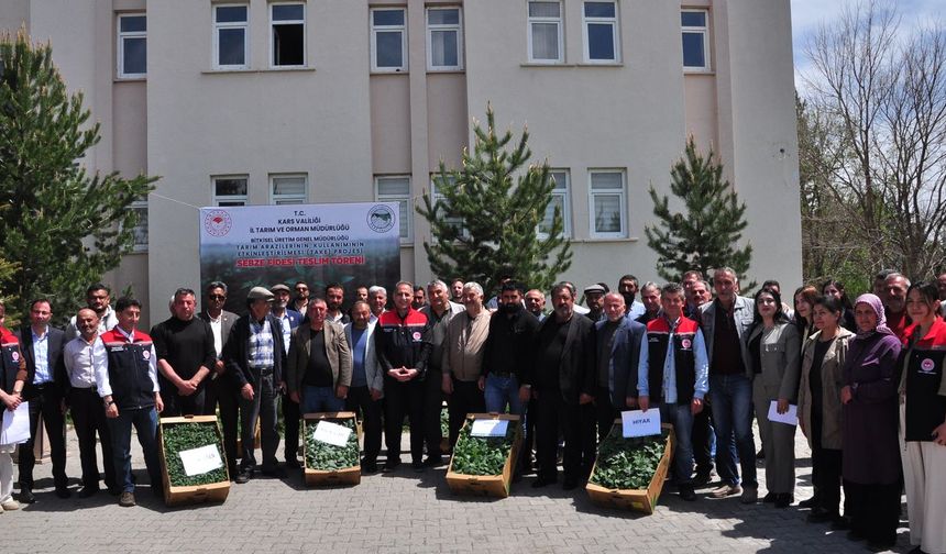 Kars Tarım Müdürlüğü'nce sebze ve meyve fidesi dağıtıldı