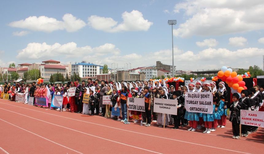 Kars’ta “Anadolu’nun Ritmi” Halk Oyunları Şenliği Coşkusu