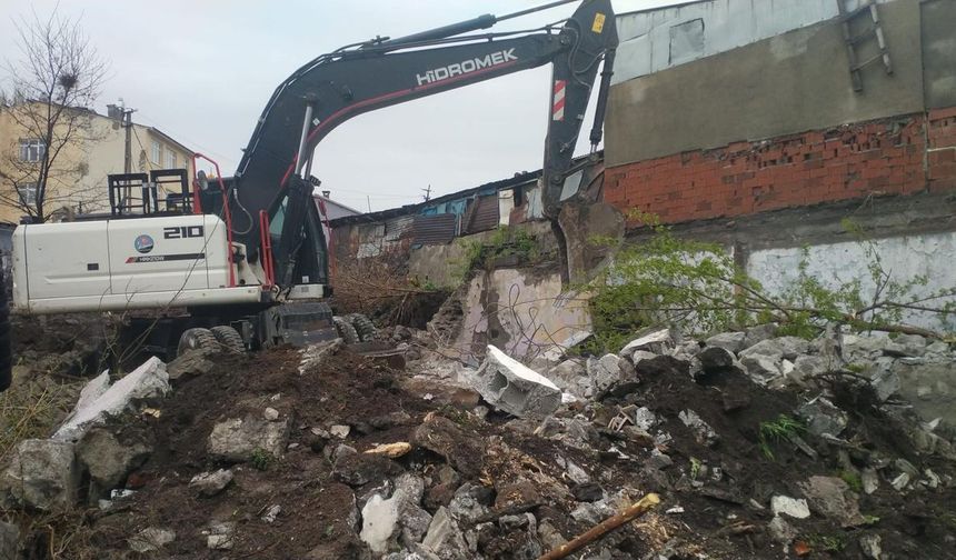 Kars'ta metruk yapı yıkım çalışmaları devam ediyor