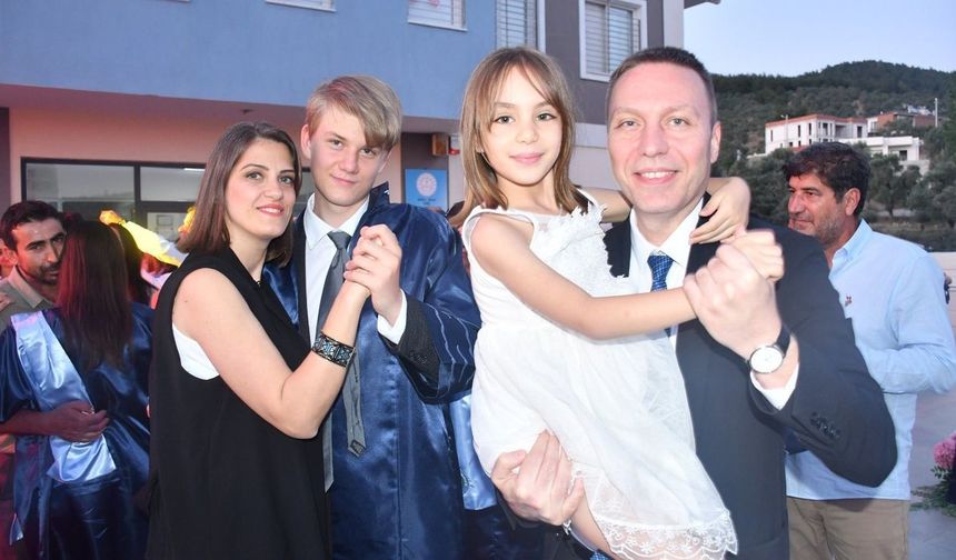 Kaymakam Böke’nin oğlu Efe, diplomayı babasının elinden aldı