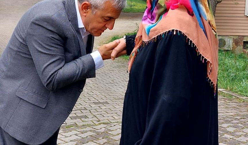 Merkez Sağ Parti Genel Başkan Yardımcısı İlyas Mercan, anne duası için köyüne geldi