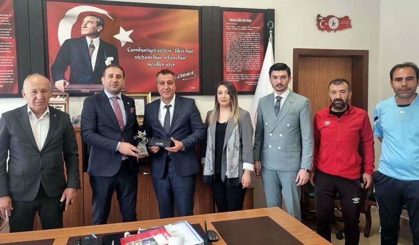 MHP İlçe Başkanı Orhan ve İl Başkan Yardımcısı Erdoğan, Milli Eğitim Müdürü Uslu'yu ziyaret etti