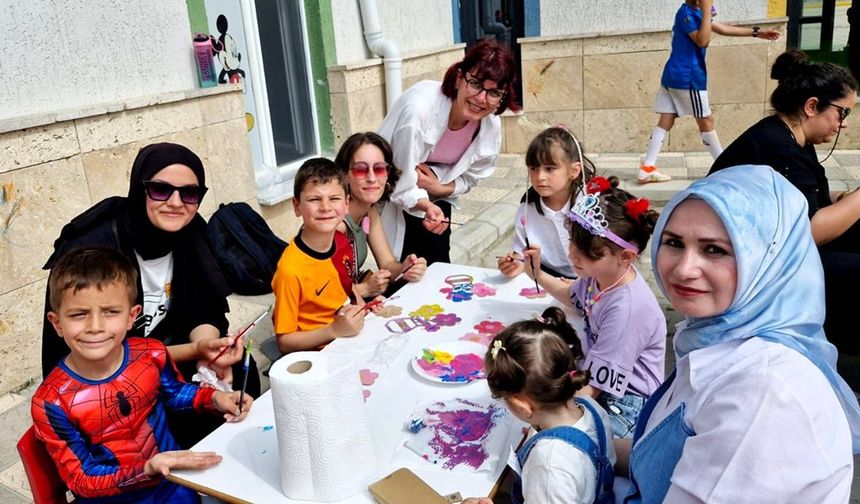 Öğrenciler, anneler günü hediyelerini anneleriyle birlikte hazırladılar