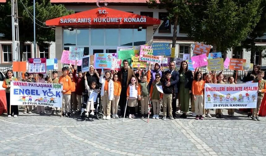 Sarıkamış Kaymakamı Enis Aslantatar, “Minik Kalplerin Büyük Yürüyüşü” etkinliğine katıldı