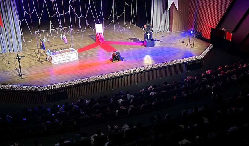 Shakespeare festivalinde kumaşlar dans etti, tiyatro sahneyle buluştu