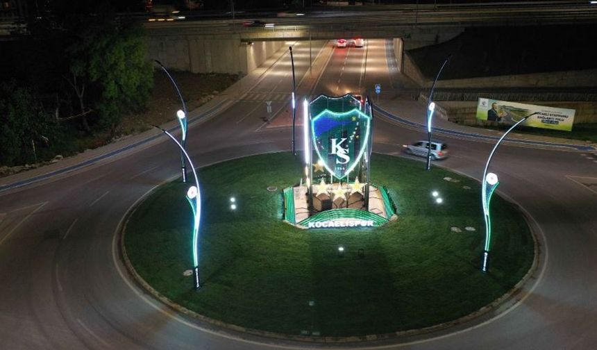 Stat kavşağını Kocaelispor’un arması aydınlatıyor