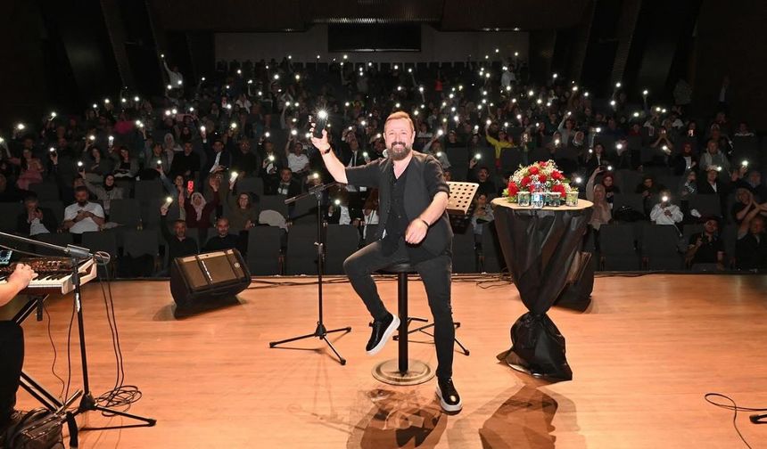 Talha Bora Öge ve orkestrası ile şiir ve türkü şöleni yaşandı