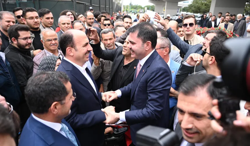 Bakan Kurum Konya Türbeönü'nde kucaklaştı