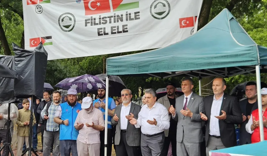 Gölcük'te yağmura rağmen Filistin için tek yürek oldular