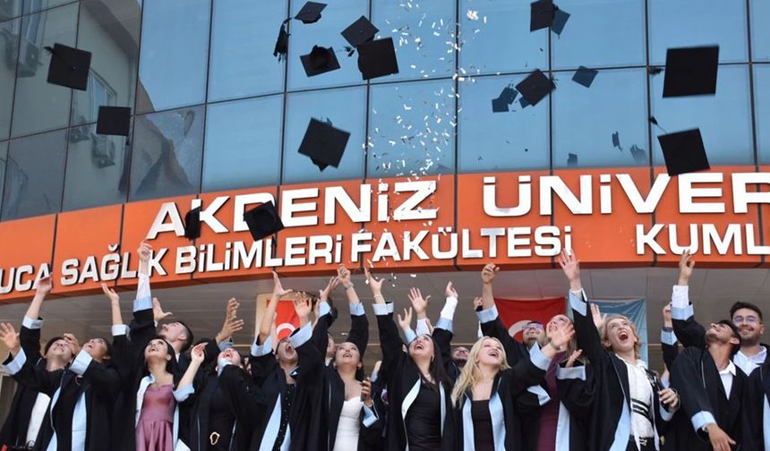 Akdeniz Üniversitesi Kumluca MYO'da mezuniyet coşkusu