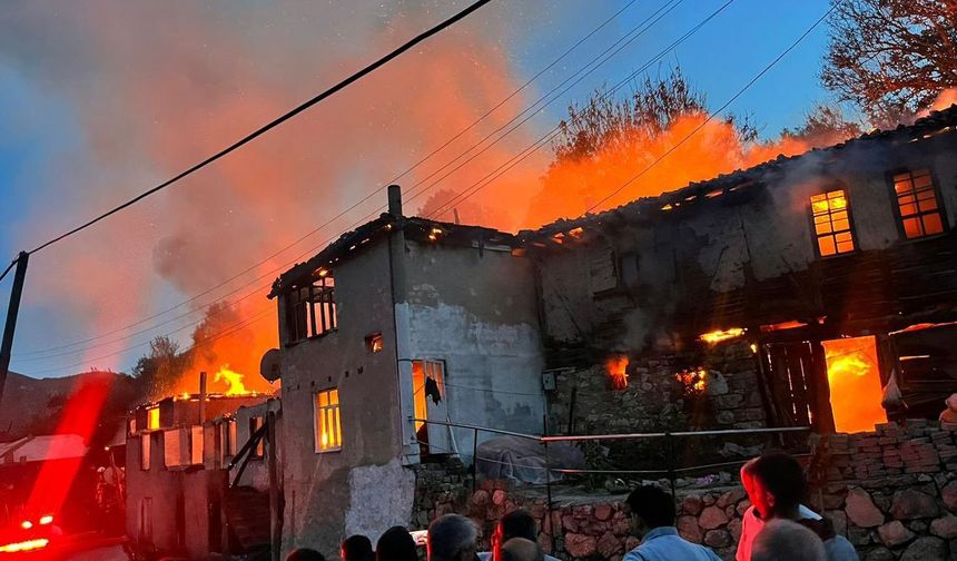 Amasya’nın Soku Köyü’nde korkutan yangın: 4 ev kül oldu