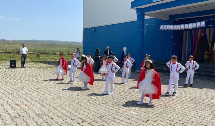 Arpaçay Atatürk İlkokulu'ndan renkli yıl sonu şenliği