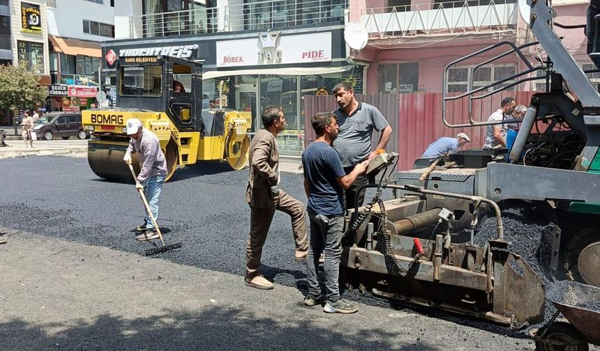 Belediye ekipleri gece gündüz sahada: Kars'ta hummalı yol çalışması başladı