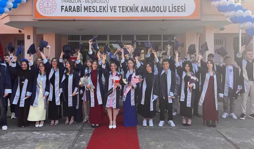 Beşikdüzü Farabi MTAL 30. mezunlarından 37 öğrenci kep fırlattı