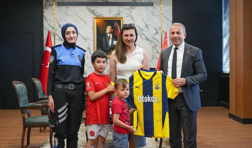 Emniyet Müdürü'nden şehit oğluna imzalı Fenerbahçe forması sürprizi
