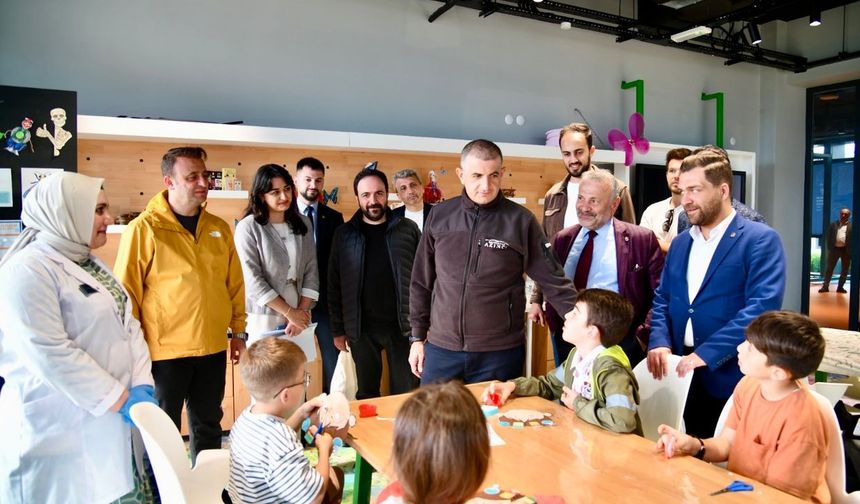 Haluk Bayraktar babasının adını taşıyan bilim merkezini ziyaret etti