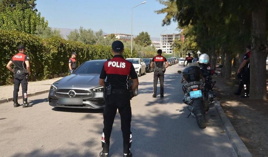 İzmir'de Suçluya Geçit Yok: 26 Yıl Hapis Cezalı İstismar Zanlısı Yakalandı!