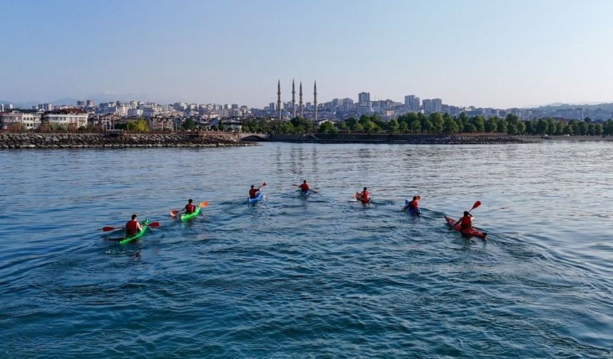 Karadeniz kanolarla renklendi