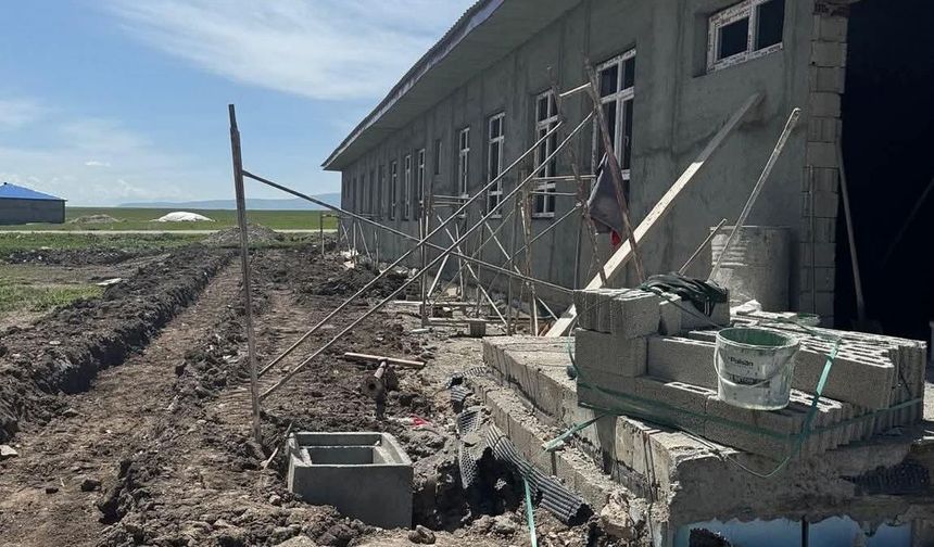 Kars Selim'de Yanlızçam Köyü okul inşaatı devam ediyor