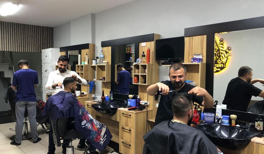 Kars’ta berberlerde bayram yoğunluğu: Randevusuz müşteri alınmıyor