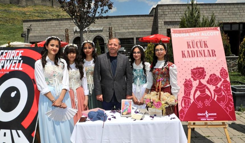 Kars'ta roman kahramanları canlandı: Vali Ziya Polat etkinliğe katıldı