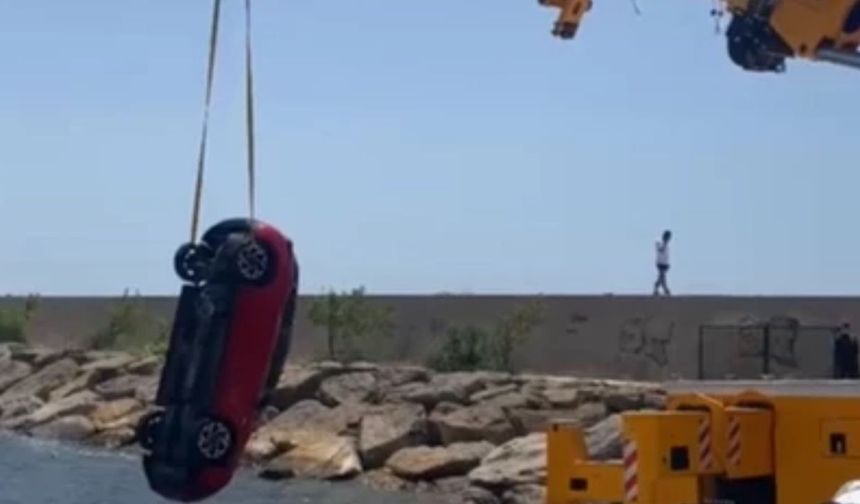 Keşan'da el freni unutulan otomobil denize uçtu
