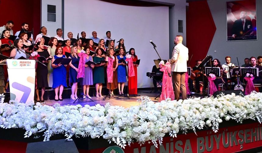 Manisa'da “Türkü Gibi Şarkılar” ayakta alkışlandı